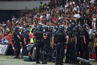 埃弗顿后卫禁区疑似手球，裁判未吹点球正确吗？