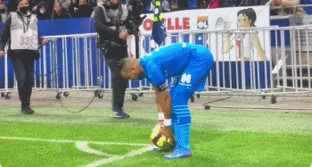 离大谱了！ 范戴克你退个锤子的退啊！利物浦1：1桑德兰！ 主队信仰只为英超（离谱至极！范戴克这退啥退？利物浦1-1桑德兰，主场信仰只为英超）