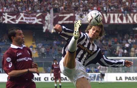 凤凰官方：福克斯韦尔和刘易斯缺席今日对阵跳伞蚁（凤凰队官方通报：福克斯韦尔、刘易斯将缺席今日对阵跳伞蚁）