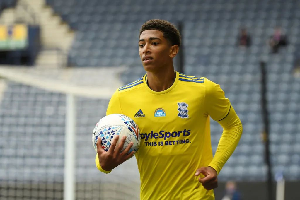 欧协联半场：乌切闪击破门，西塞疑似逃点，水晶宫1-0古比斯（欧协联半场战报：乌切闪击先拔头筹，西塞疑似逃点，水晶宫暂1-0领先古比斯）