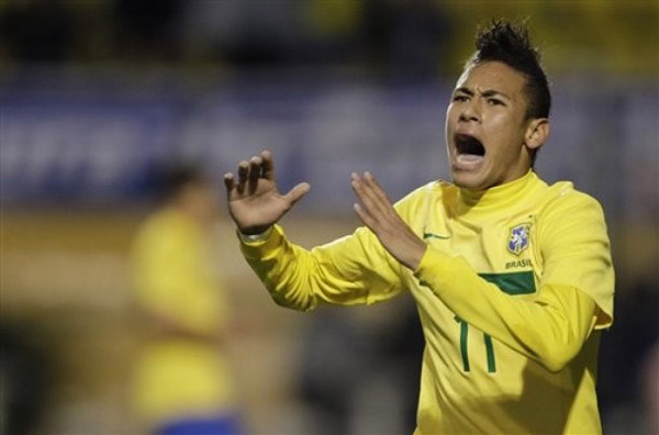 沙漠之鹰！贝林厄姆社媒晒沙特度假之行与雄鹰合影（贝林厄姆沙特度假：社媒晒与雄鹰同框，尽享沙漠风情）