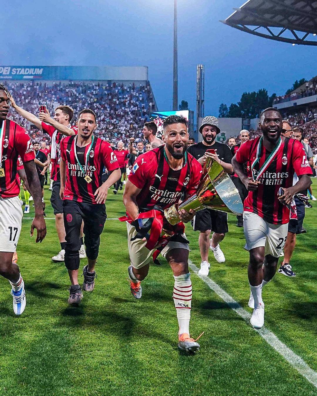 埃利奥特晒内马尔与梅西的球星卡，并配上了GOAT的emoji