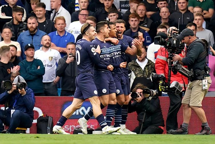 C罗主动把点球机会让给马内，一个举动彻底粉碎自私的质疑（C罗将点球权让给马内，用实际行动击碎自私质疑）