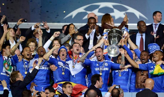 欧文突破防守造成杀伤球成功（欧文强突防线制造杀伤并得手）