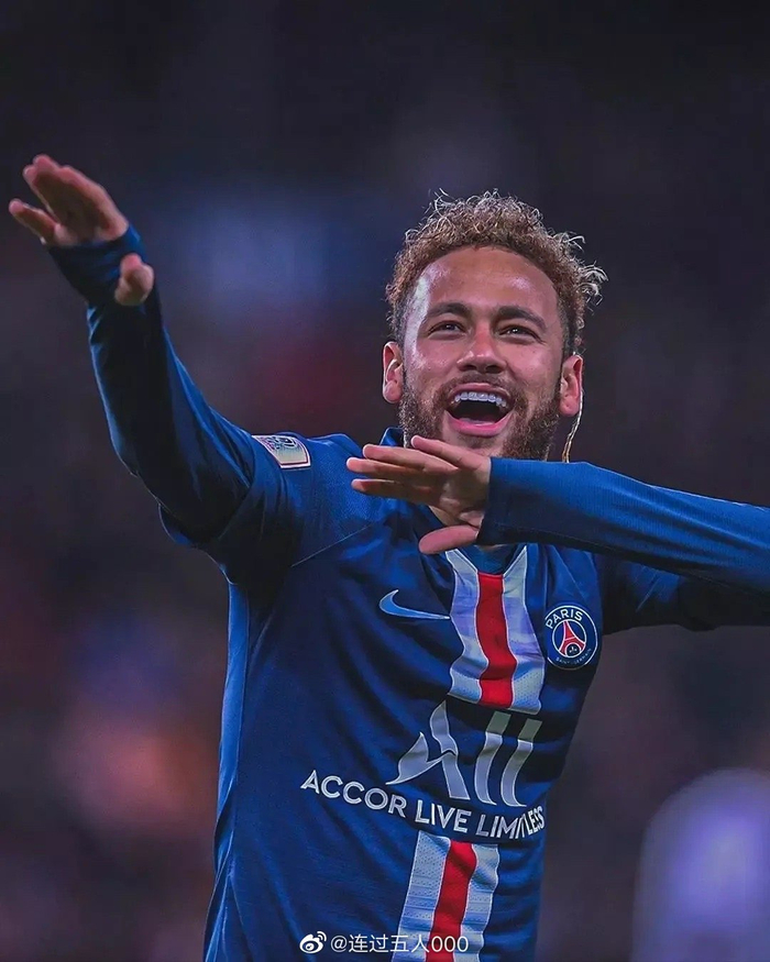 萨拉赫C罗面临相似十字路口，无法接受境遇的巨星将如何抉择？（萨拉赫与C罗同处抉择关口：不甘现状的巨星将走向何方？）