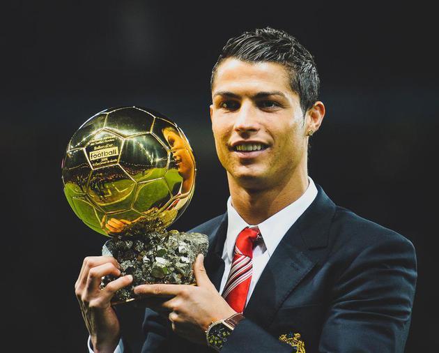 佩莱格里尼：塞维利亚落后时球迷往球场投掷杂物，这样不对（佩莱格里尼：塞维利亚落后时球迷向场内掷物，此举不可取）