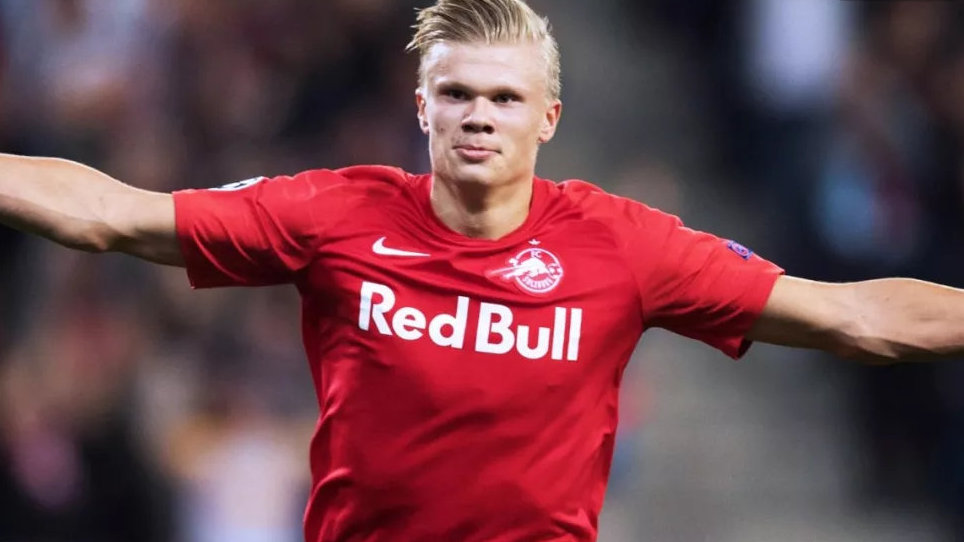 维尼修斯和阿森纳U16球员合影，2米法国门将抢镜（维尼修斯与阿森纳U16合照，2米法国门将成焦点）