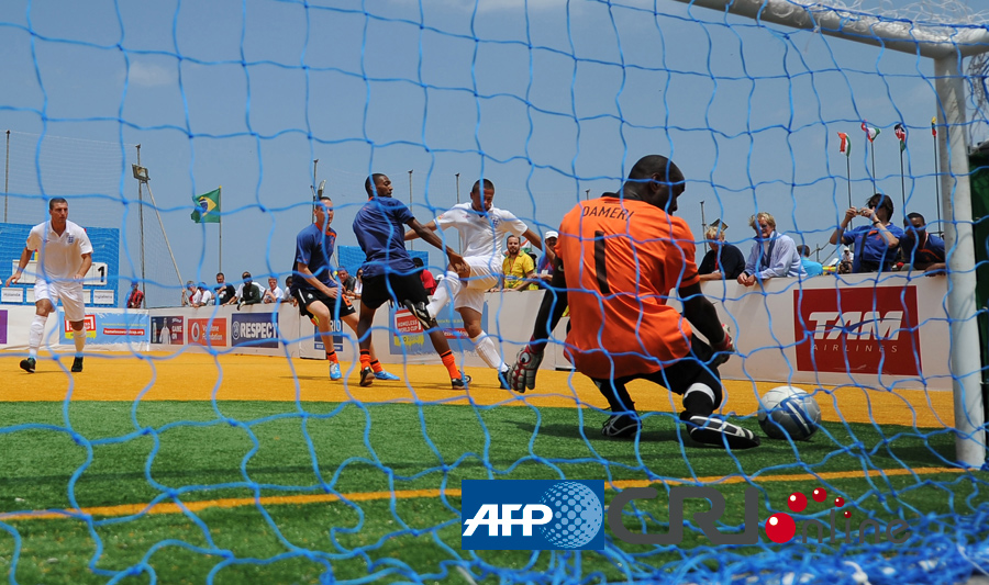 跋涉近18小时，15岁小球迷在球场外山上直播解说解放者杯决赛