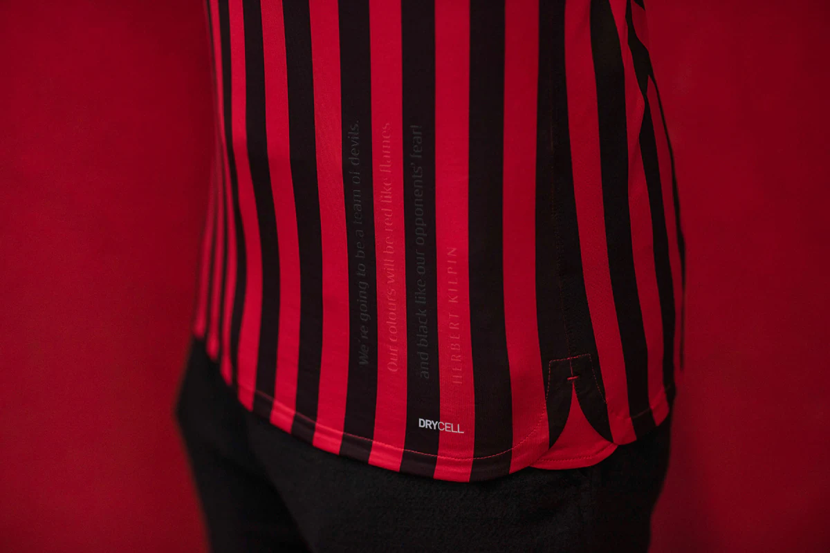 足球巴萨新星闪耀西甲，媒体：未来属于他（巴萨新星西甲大放异彩，媒体称他的时代已来）