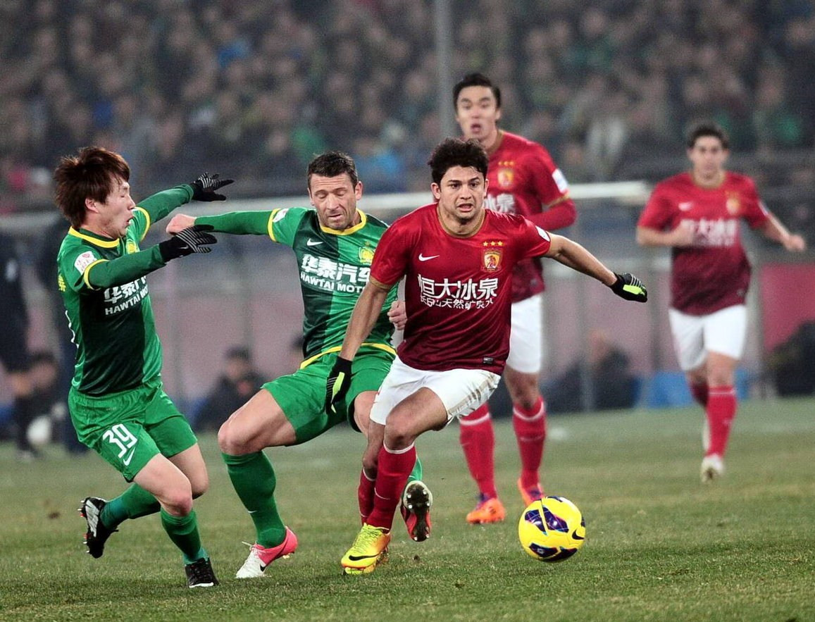 恩德里克被罚下时，维尼修斯：你再多掏牌，把所有人都罚下（恩德里克染红之时，维尼修斯怒斥裁判：你继续掏牌，把所有人都罚下）