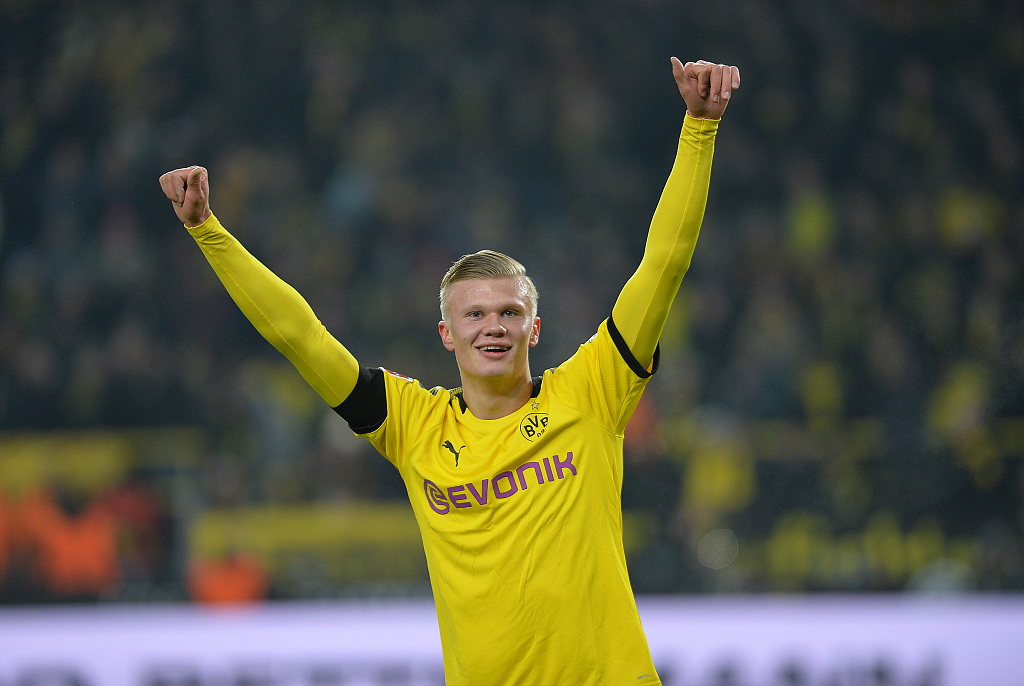 篮球湖人球星时隔两周复出，全场掌声雷动